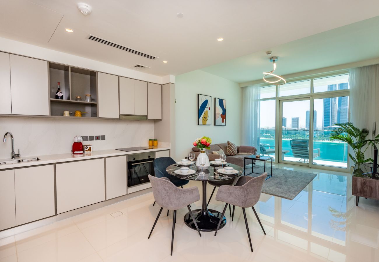 Apartment in Dubai - Stunning 2 BD with Private Beach Access | Marina Views