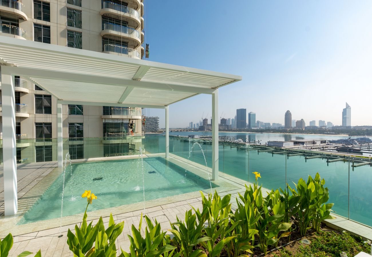 Apartment in Dubai - Stunning 2 BD with Private Beach Access | Marina Views