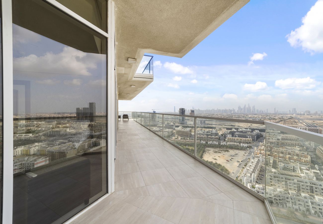 Apartment in Dubai - Bright 4 BD Penthouse With Spacious Terrace