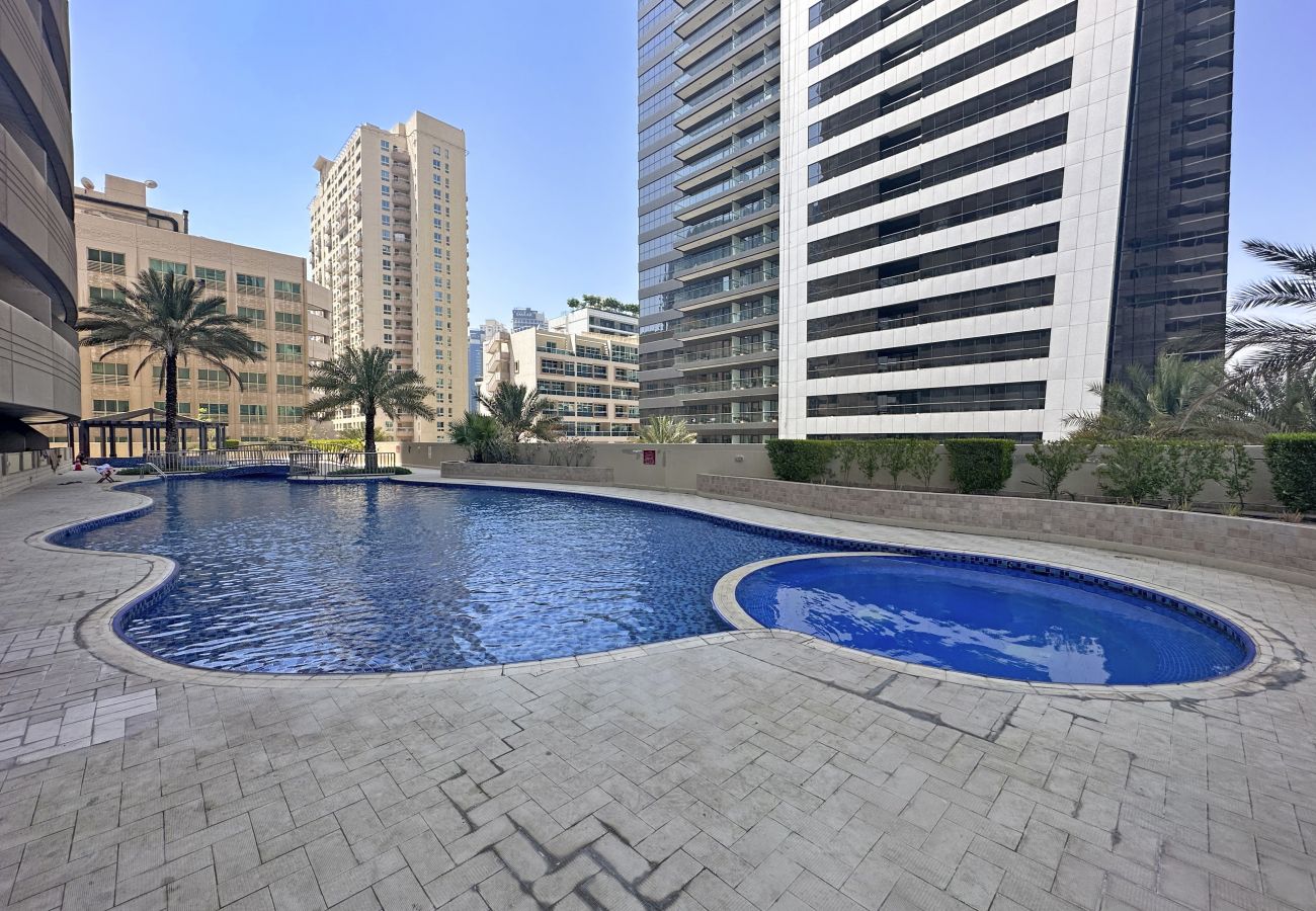 Apartment in Dubai - Vibrant 1 BD in the Marina with Spacious Terrace