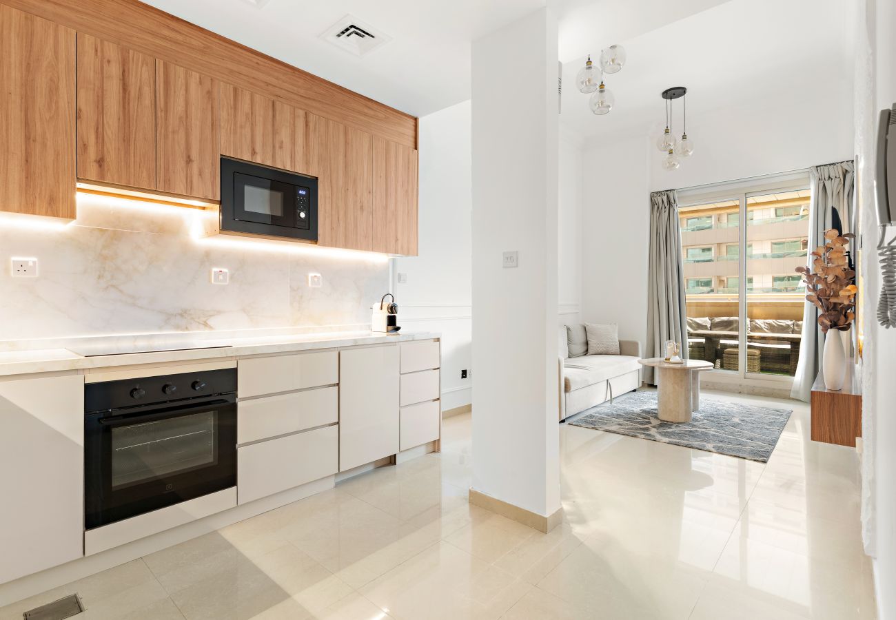 Apartment in Dubai - Vibrant 1 BD in the Marina with Spacious Terrace