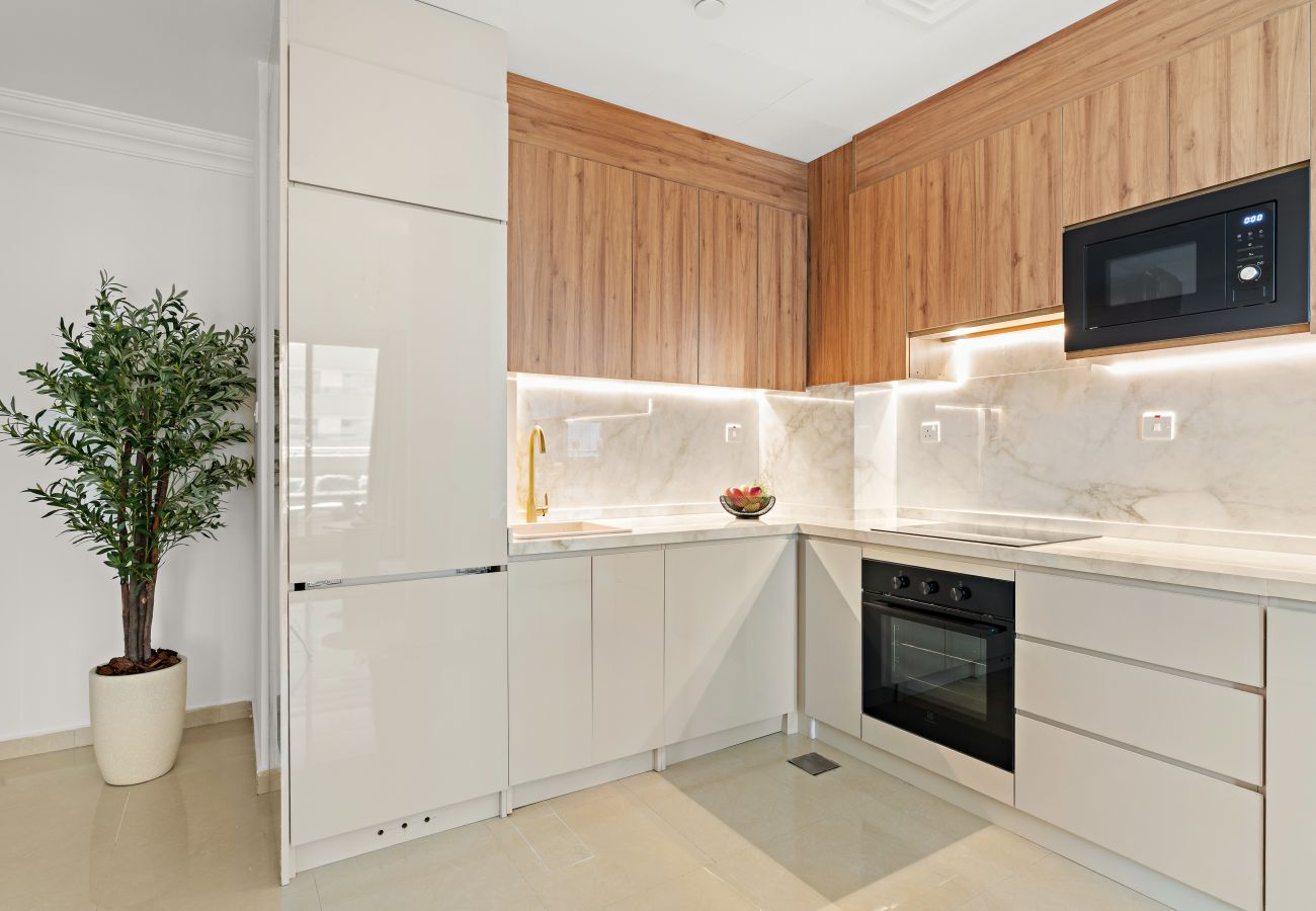 Apartment in Dubai - Vibrant 1 BD in the Marina with Spacious Terrace