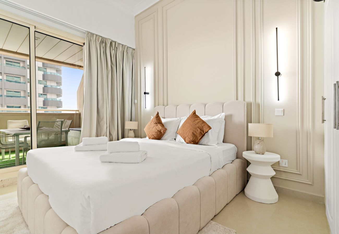 Apartment in Dubai - Vibrant 1 BD in the Marina with Spacious Terrace