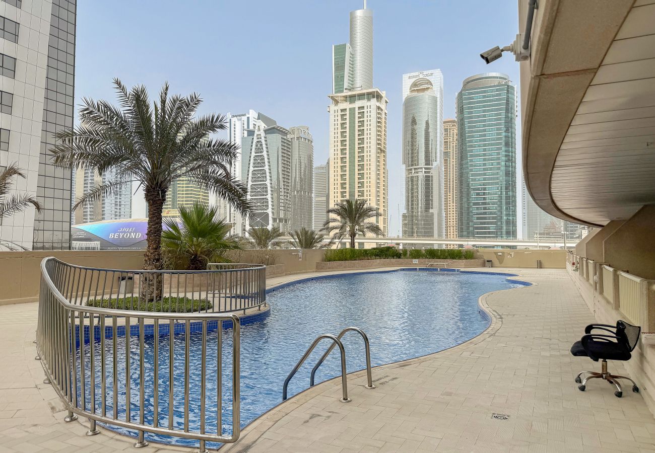 Apartment in Dubai - Vibrant 1 BD in the Marina with Spacious Terrace