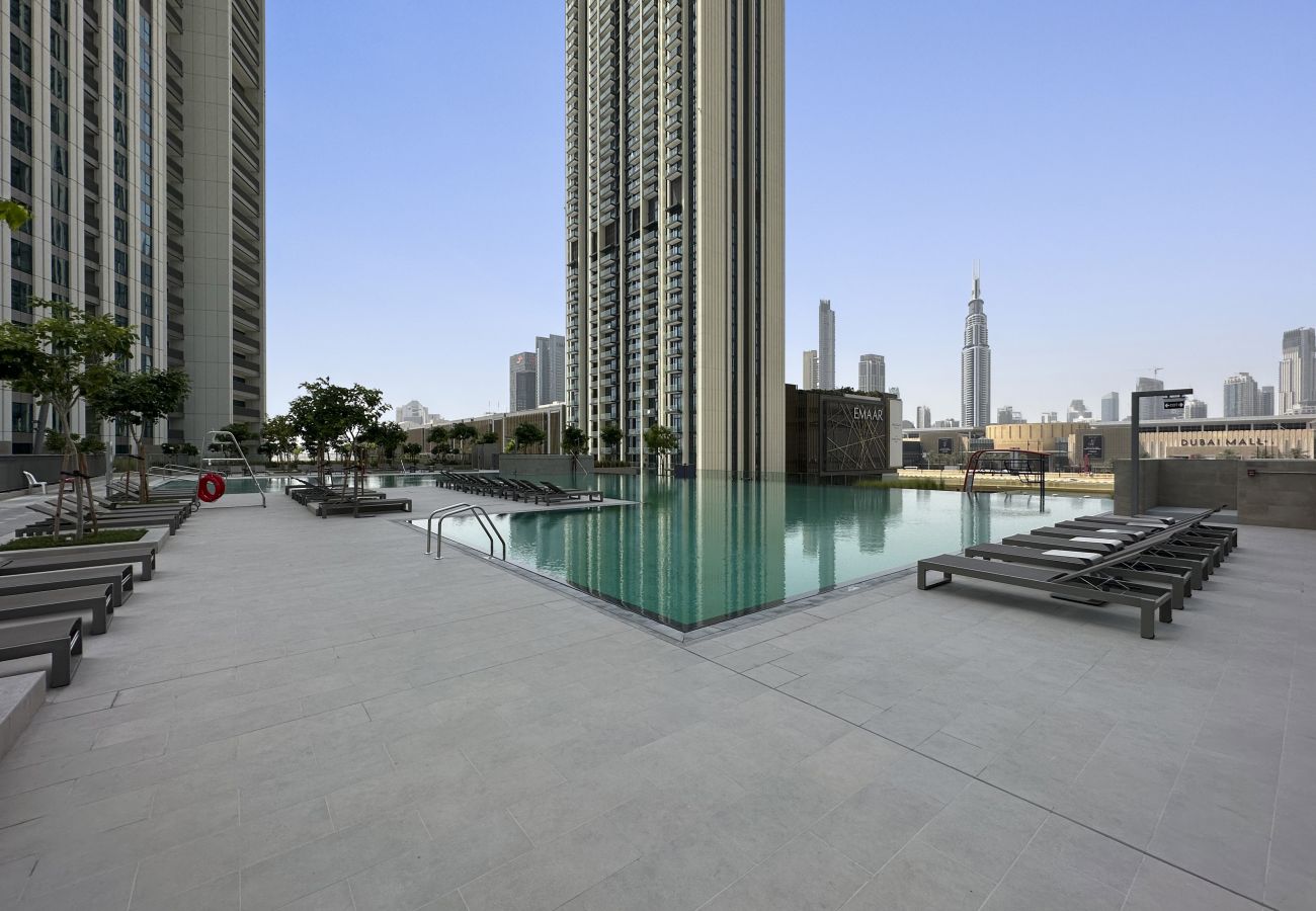 Apartment in Dubai - Chic 3 BD with Burj Khalifa Views in Downtown