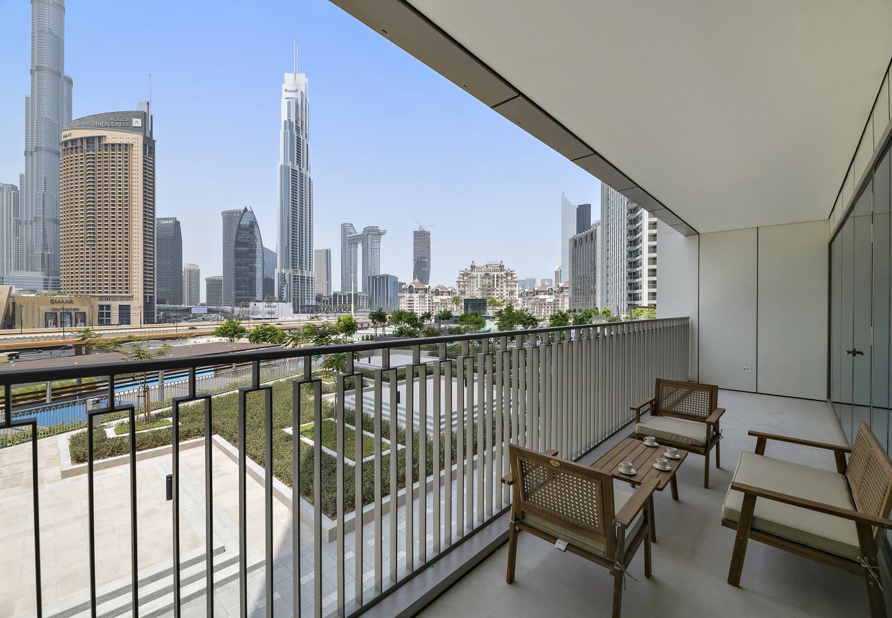 Apartment in Dubai - Chic 3 BD with Burj Khalifa Views in Downtown