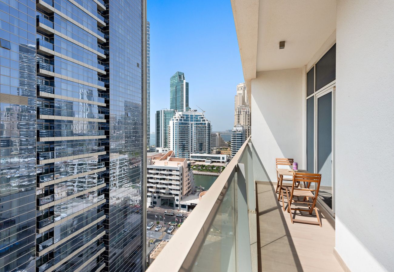 Apartment in Dubai - Bright One Bedroom in Dubai Marina