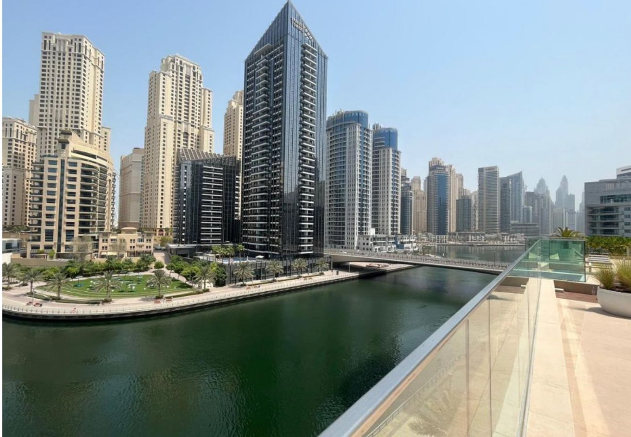 Apartment in Dubai - Ultra-Luxury 3BD Marina Retreat with Stunning Views