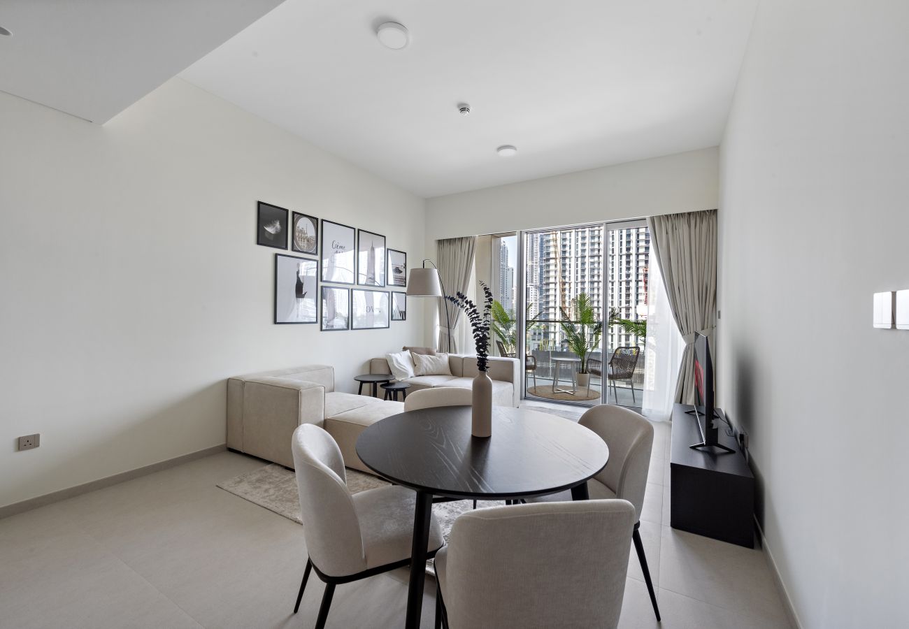 Apartment in Dubai - Modern & Sophisticated 1 Bedroom in Downtown Dubai