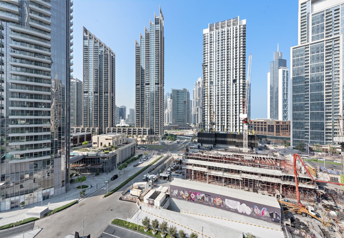 Apartment in Dubai - Modern & Sophisticated 1 Bedroom in Downtown Dubai