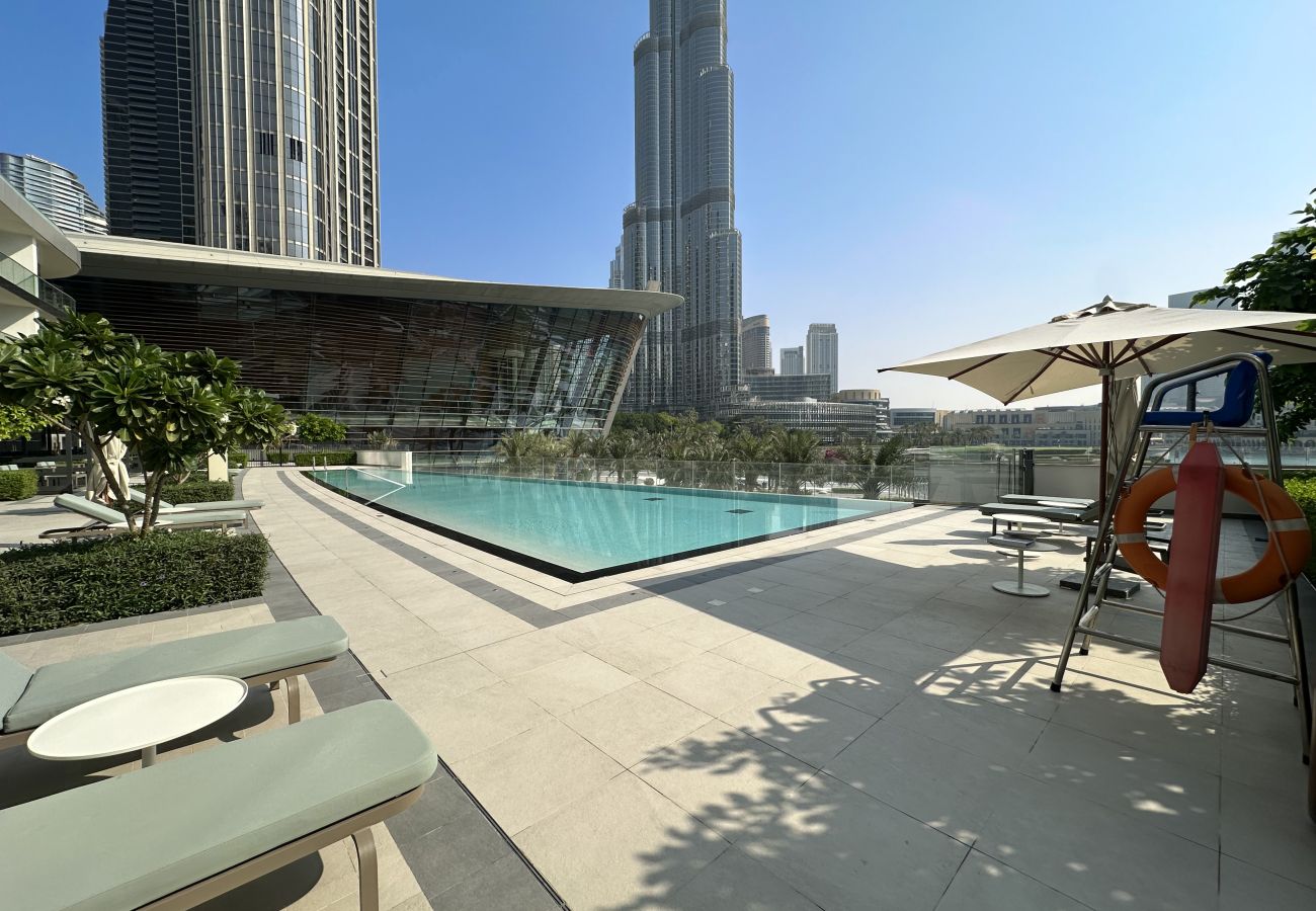 Apartment in Dubai - Modern & Sophisticated 1 Bedroom in Downtown Dubai