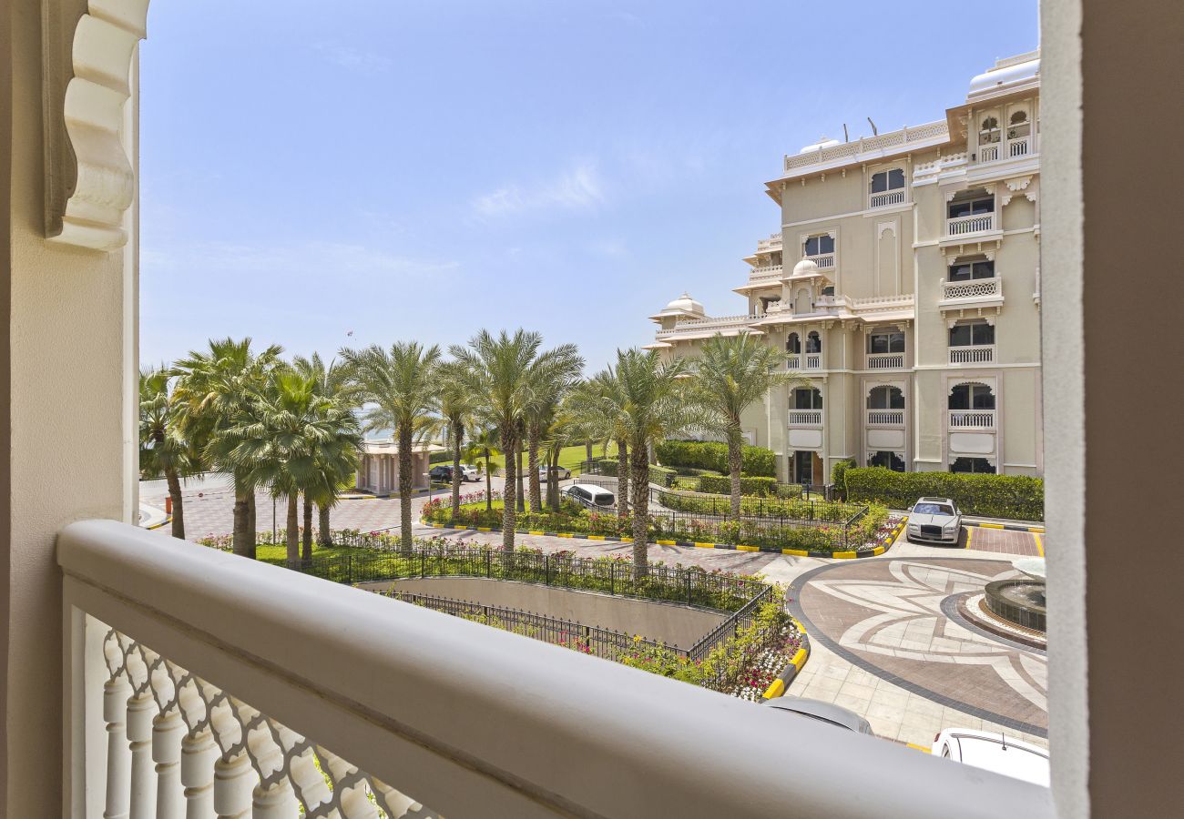 Apartment in Dubai - Luxurious 1 Bedroom with Private Beach Access in Palm Jumeirah