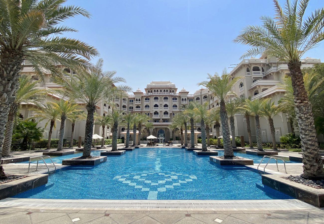 Apartment in Dubai - Luxurious 1 Bedroom with Private Beach Access in Palm Jumeirah