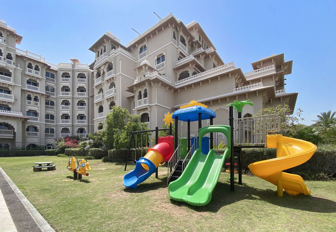 Apartment in Dubai - Luxurious 1 Bedroom with Private Beach Access in Palm Jumeirah