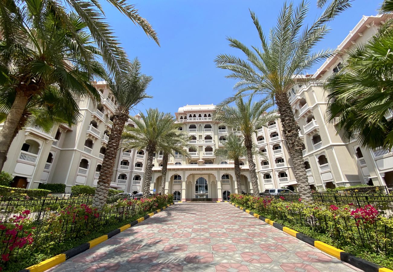 Apartment in Dubai - Luxurious 1 Bedroom with Private Beach Access in Palm Jumeirah