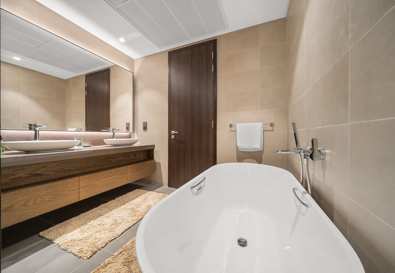 Apartment in Dubai - Elegant 1 BD with Scenic Marina Views