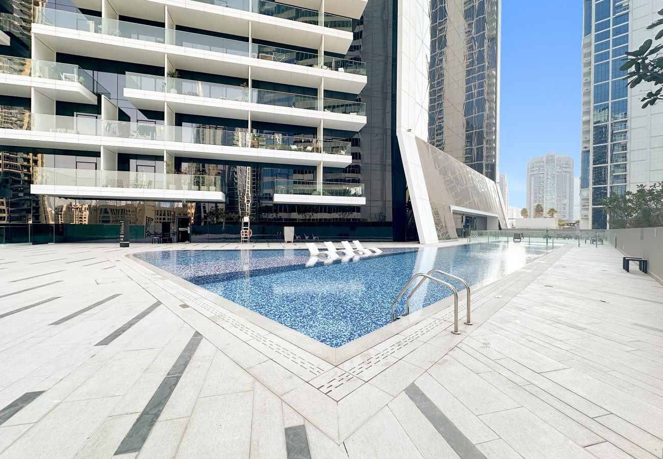 Apartment in Dubai - Stylish Studio with Iconic Burj Khalifa Views