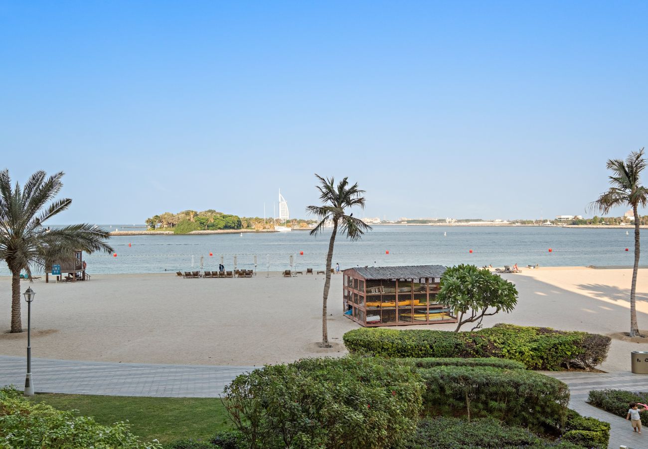 Apartment in Dubai - Beachfront 1 Bedroom in Palm Jumeirah with Sea Views