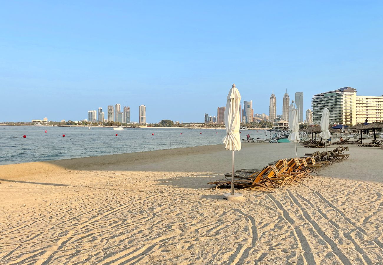 Apartment in Dubai - Beachfront 1 Bedroom in Palm Jumeirah with Sea Views