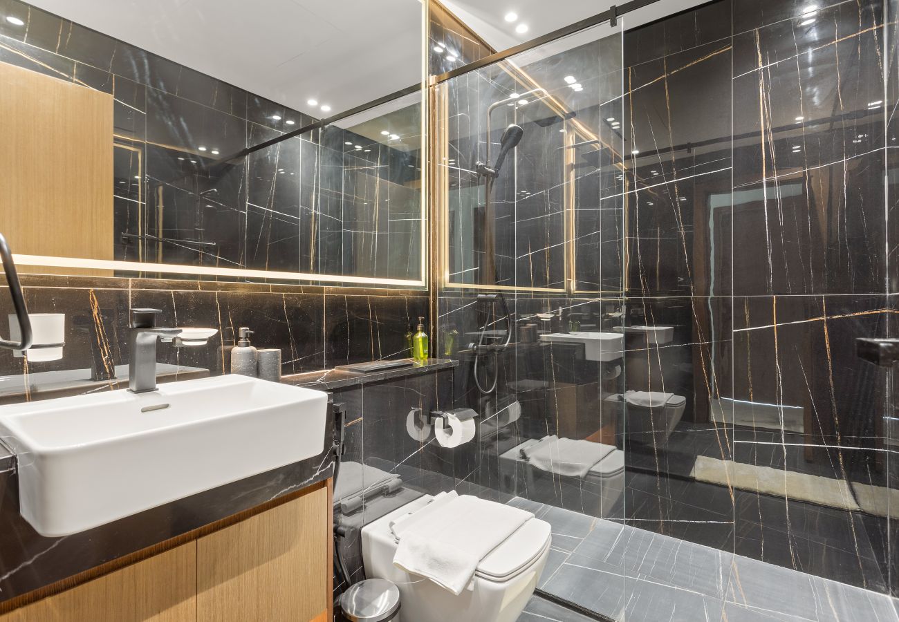 Apartment in Dubai - Luxury 2 Bedrooms with Jacuzzi in JVC