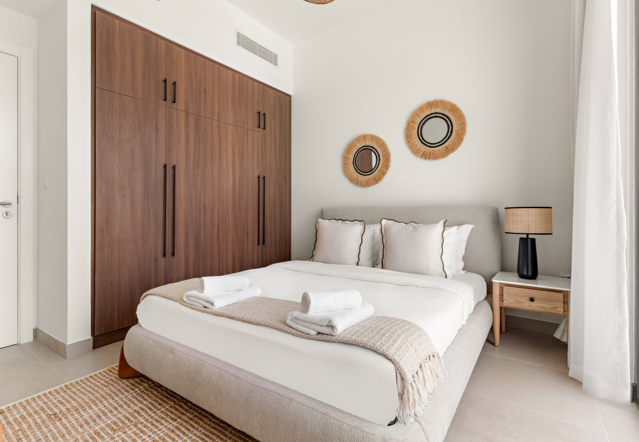 Apartment in Dubai - Modern 2BD with Pool View in Town Square