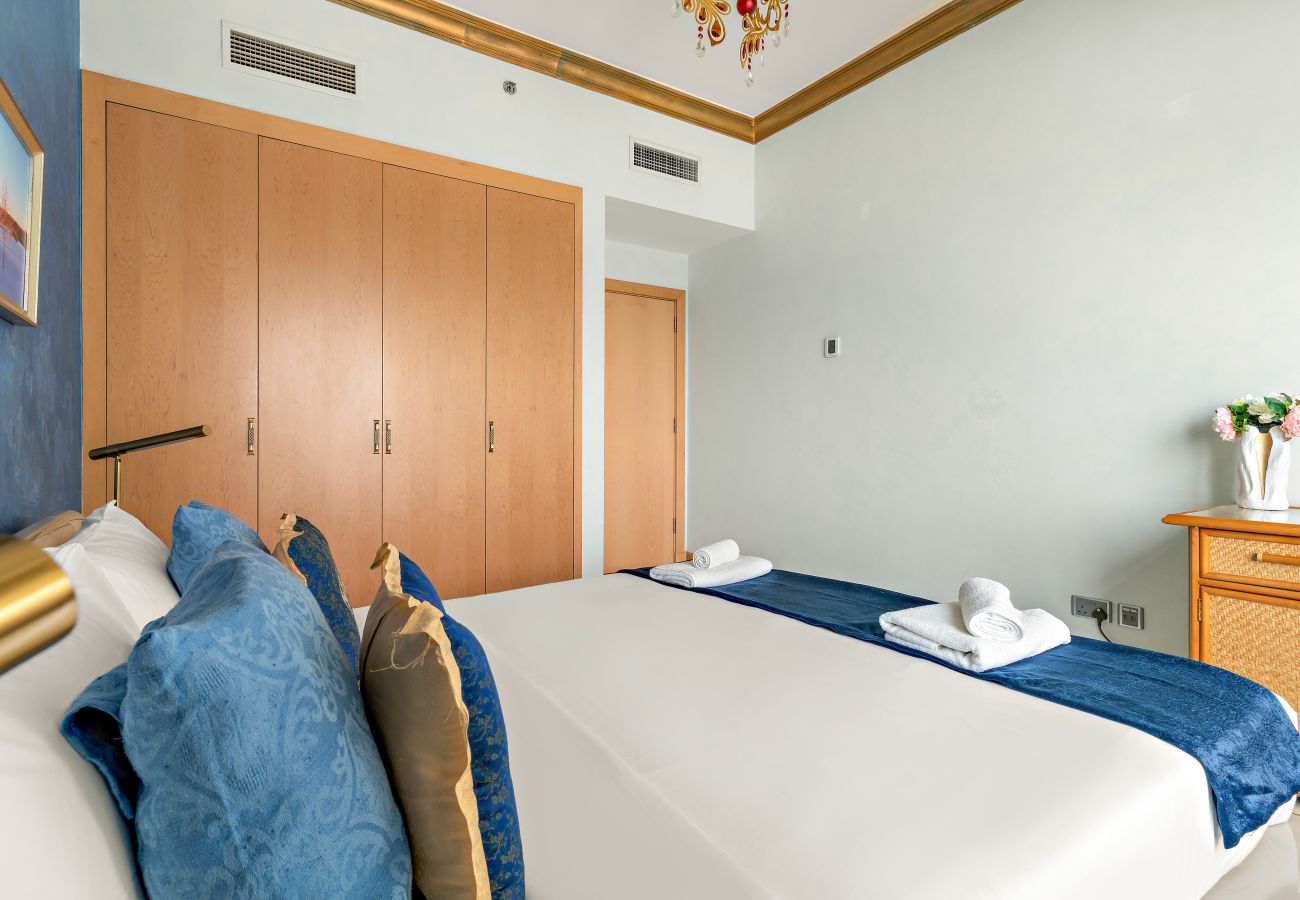 Apartment in Dubai - Elegant 2 BD with Sea View & Beach Access