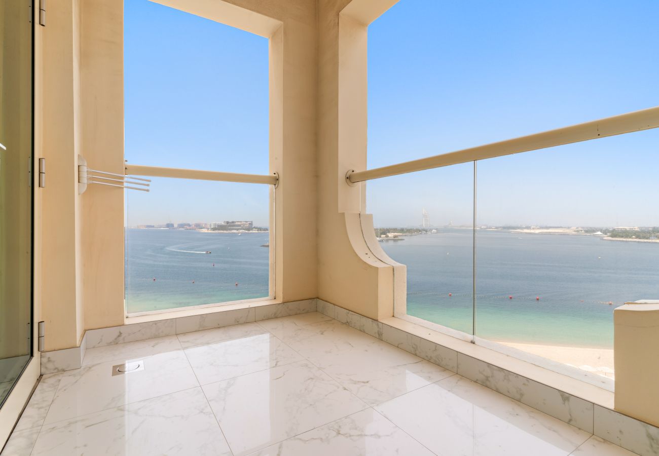 Apartment in Dubai - Elegant 2 BD with Sea View & Beach Access