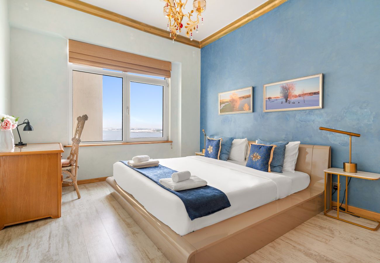 Apartment in Dubai - Elegant 2 BD with Sea View & Beach Access