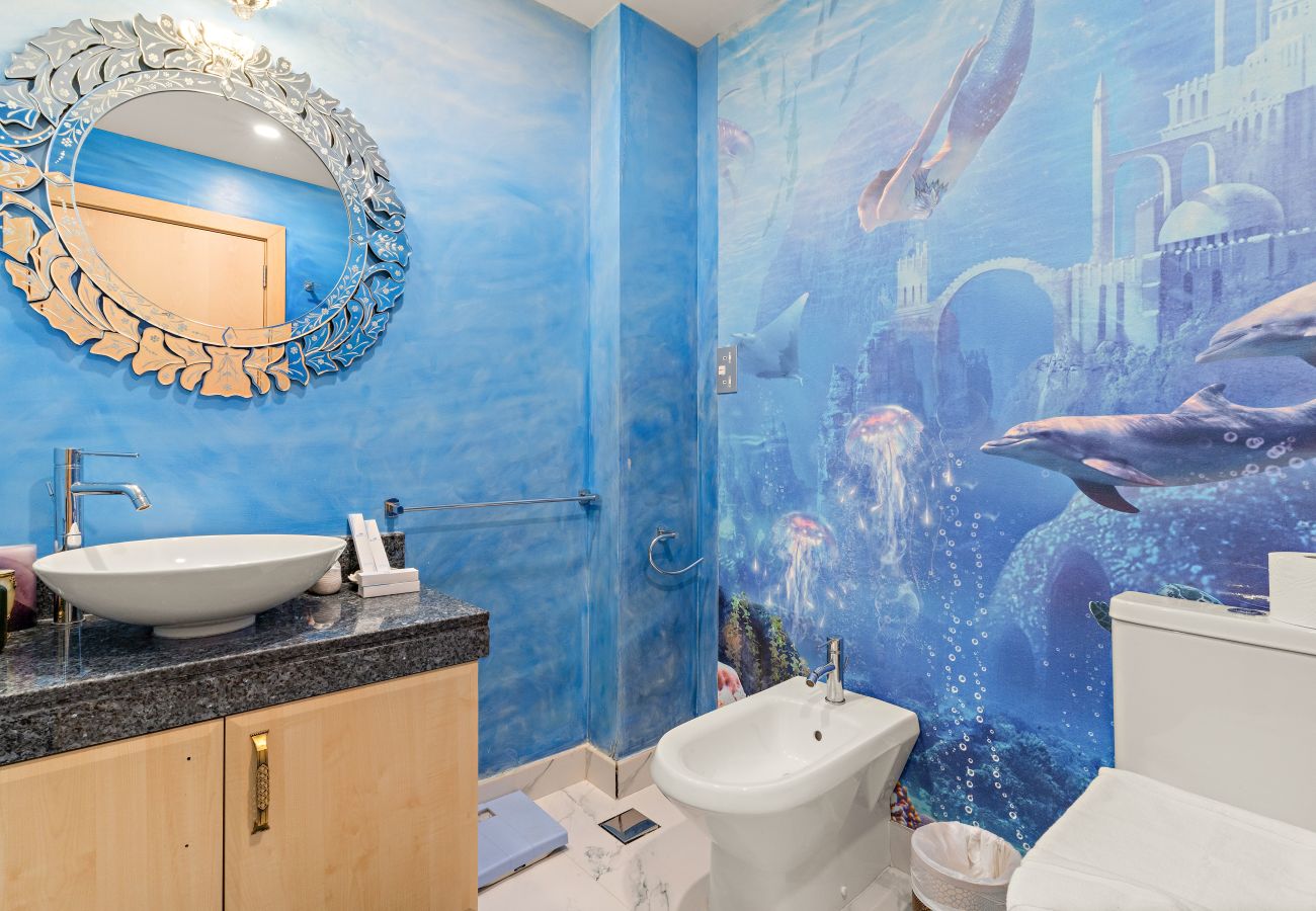 Apartment in Dubai - Elegant 2 BD with Sea View & Beach Access