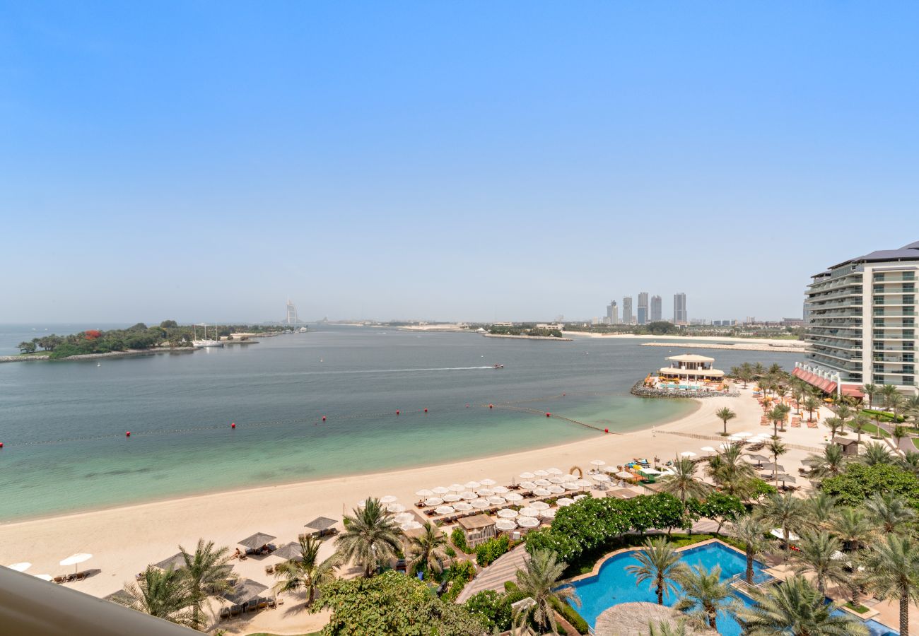 Apartment in Dubai - Elegant 2 BD with Sea View & Beach Access