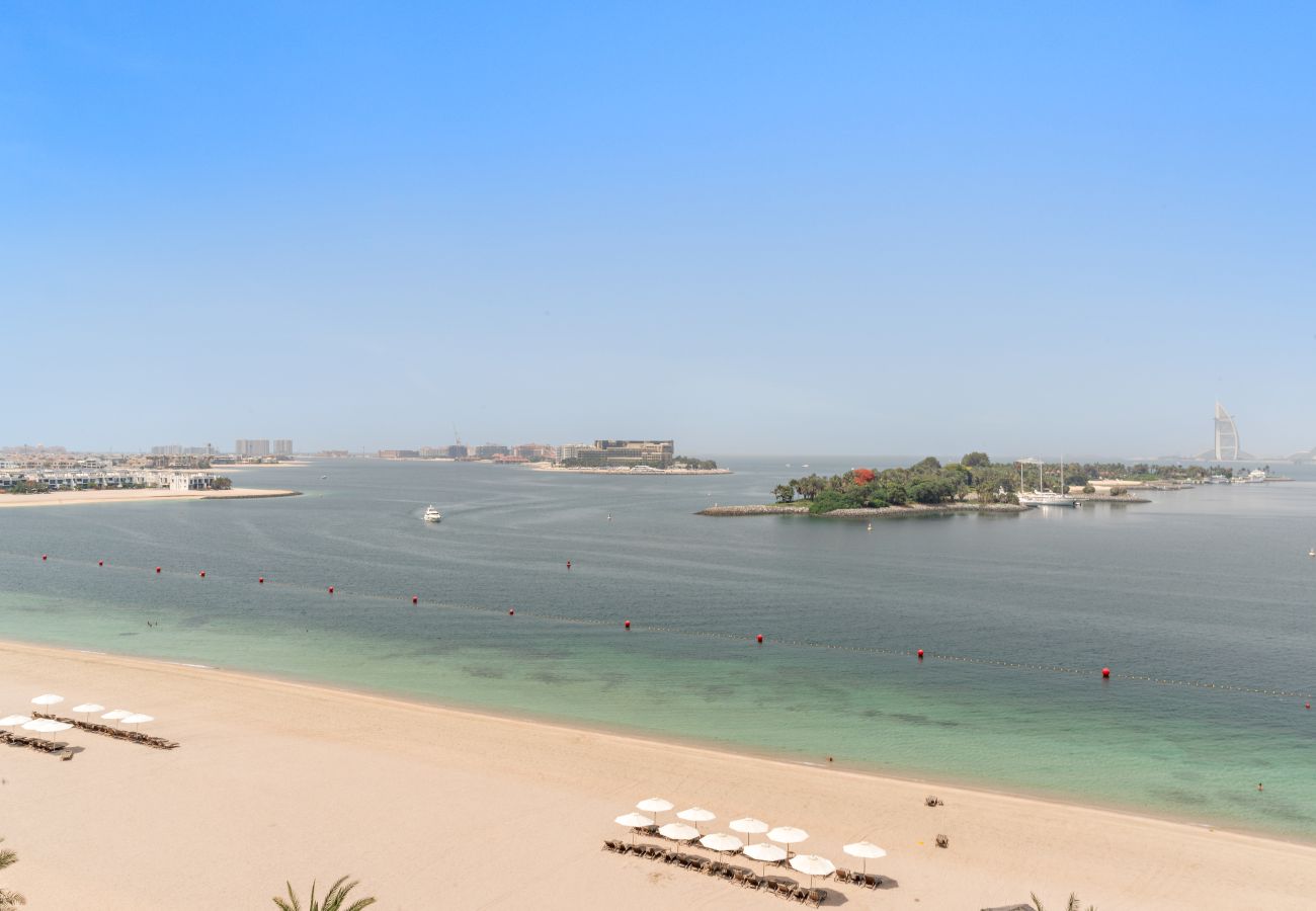 Apartment in Dubai - Elegant 2 BD with Sea View & Beach Access