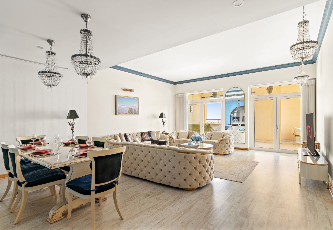 Apartment in Dubai - Elegant 2 BD with Sea View & Beach Access