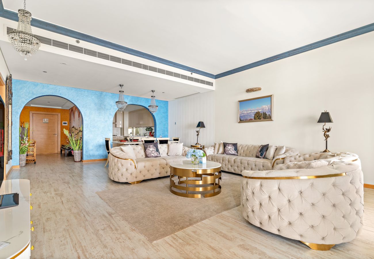 Apartment in Dubai - Elegant 2 BD with Sea View & Beach Access
