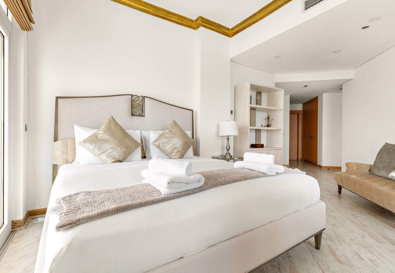 Apartment in Dubai - Elegant 2 BD with Sea View & Beach Access
