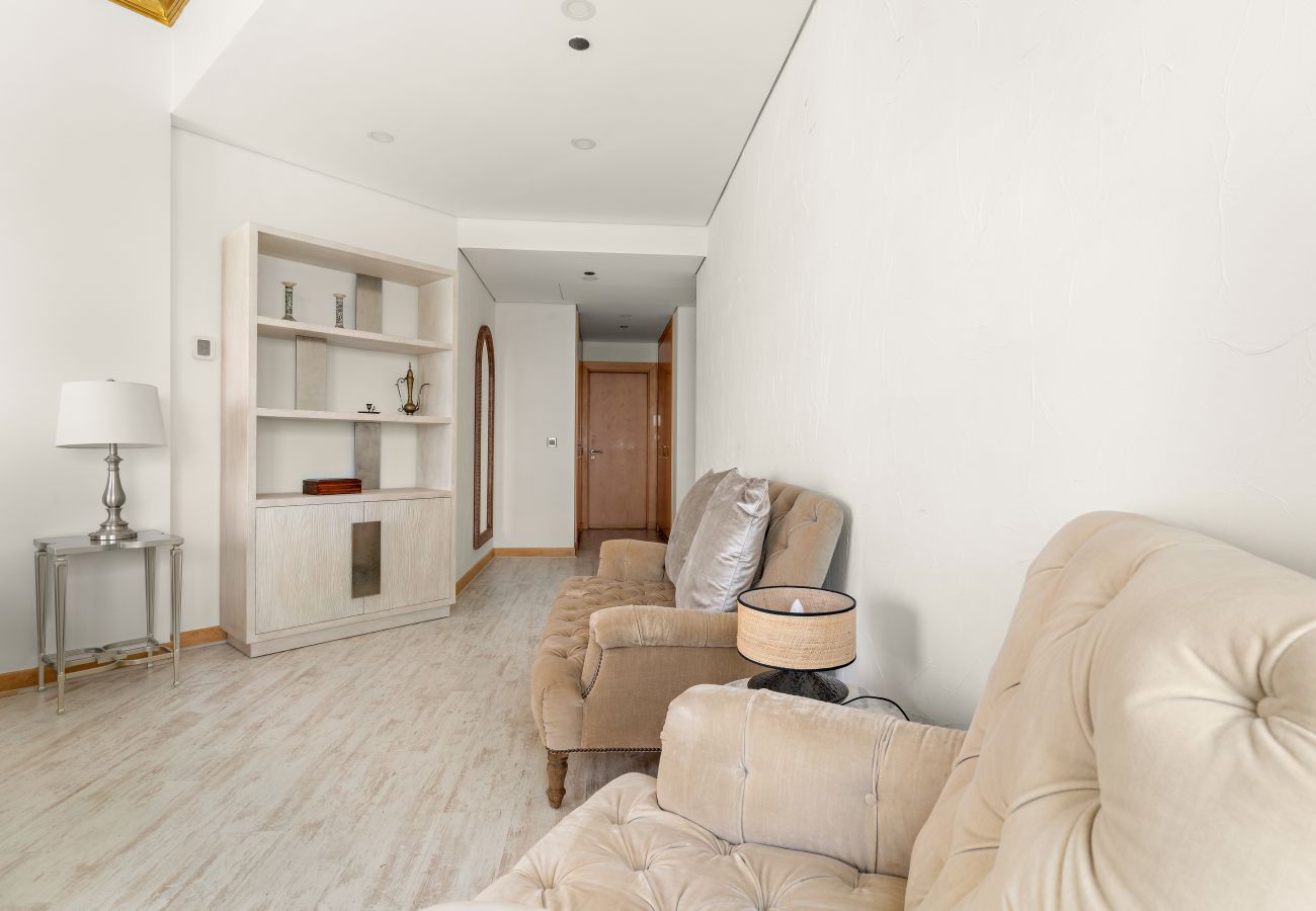 Apartment in Dubai - Elegant 2 BD with Sea View & Beach Access