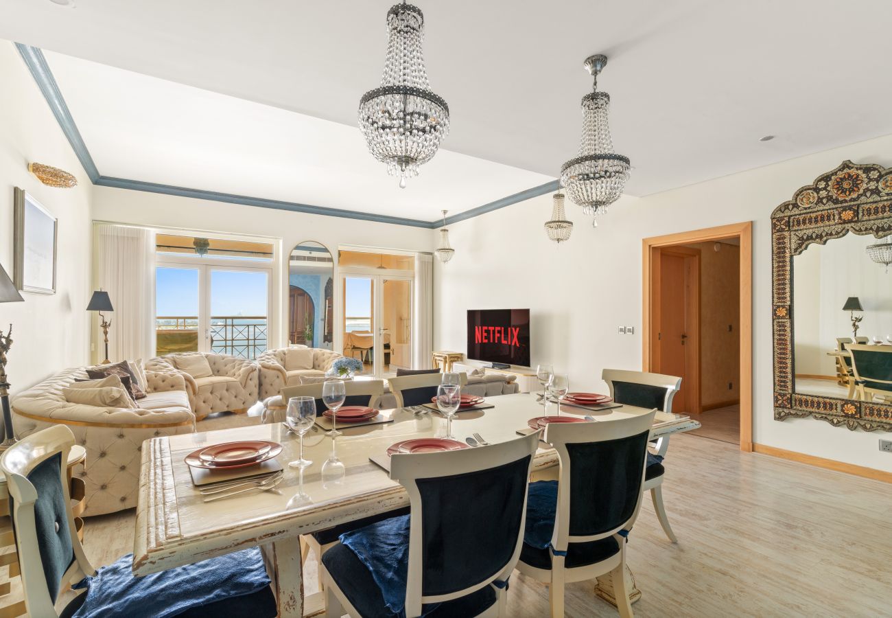 Apartment in Dubai - Elegant 2 BD with Sea View & Beach Access