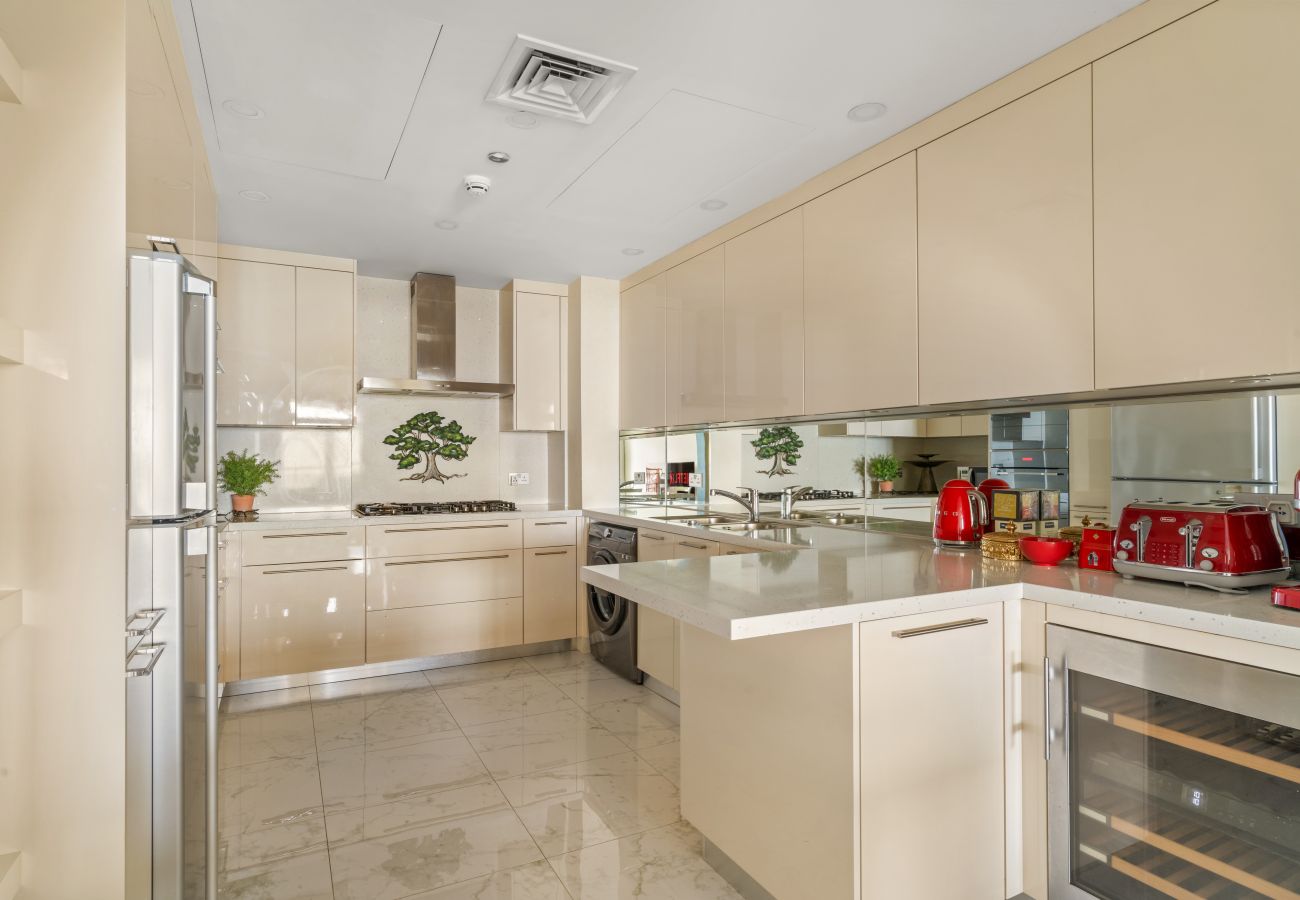 Apartment in Dubai - Elegant 2 BD with Sea View & Beach Access