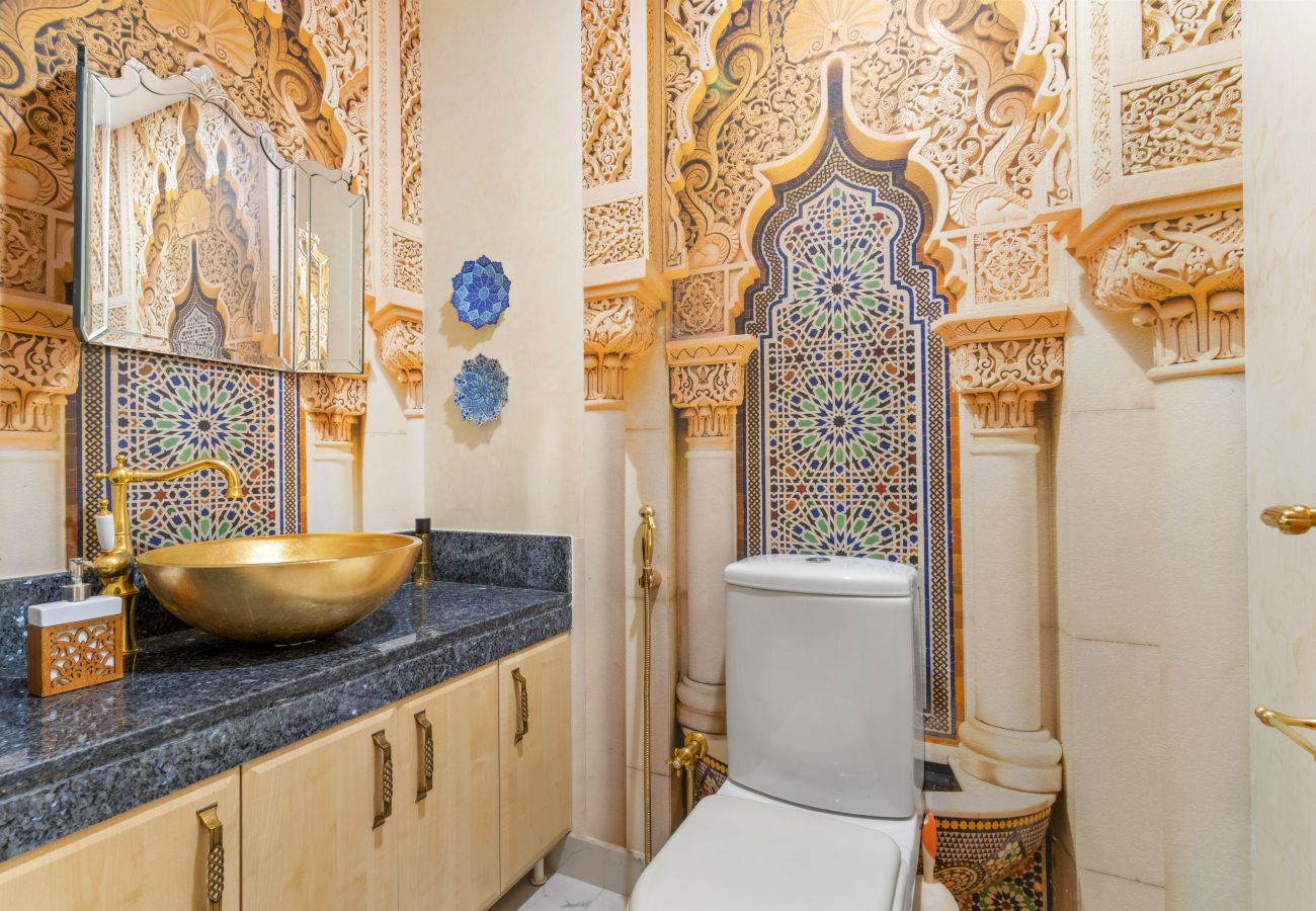 Apartment in Dubai - Elegant 2 BD with Sea View & Beach Access