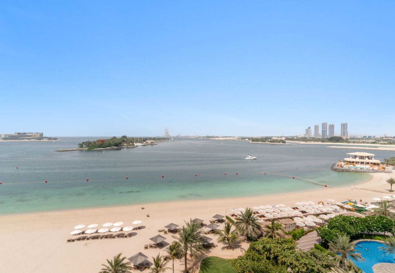 Apartment in Dubai - Elegant 2 BD with Sea View & Beach Access