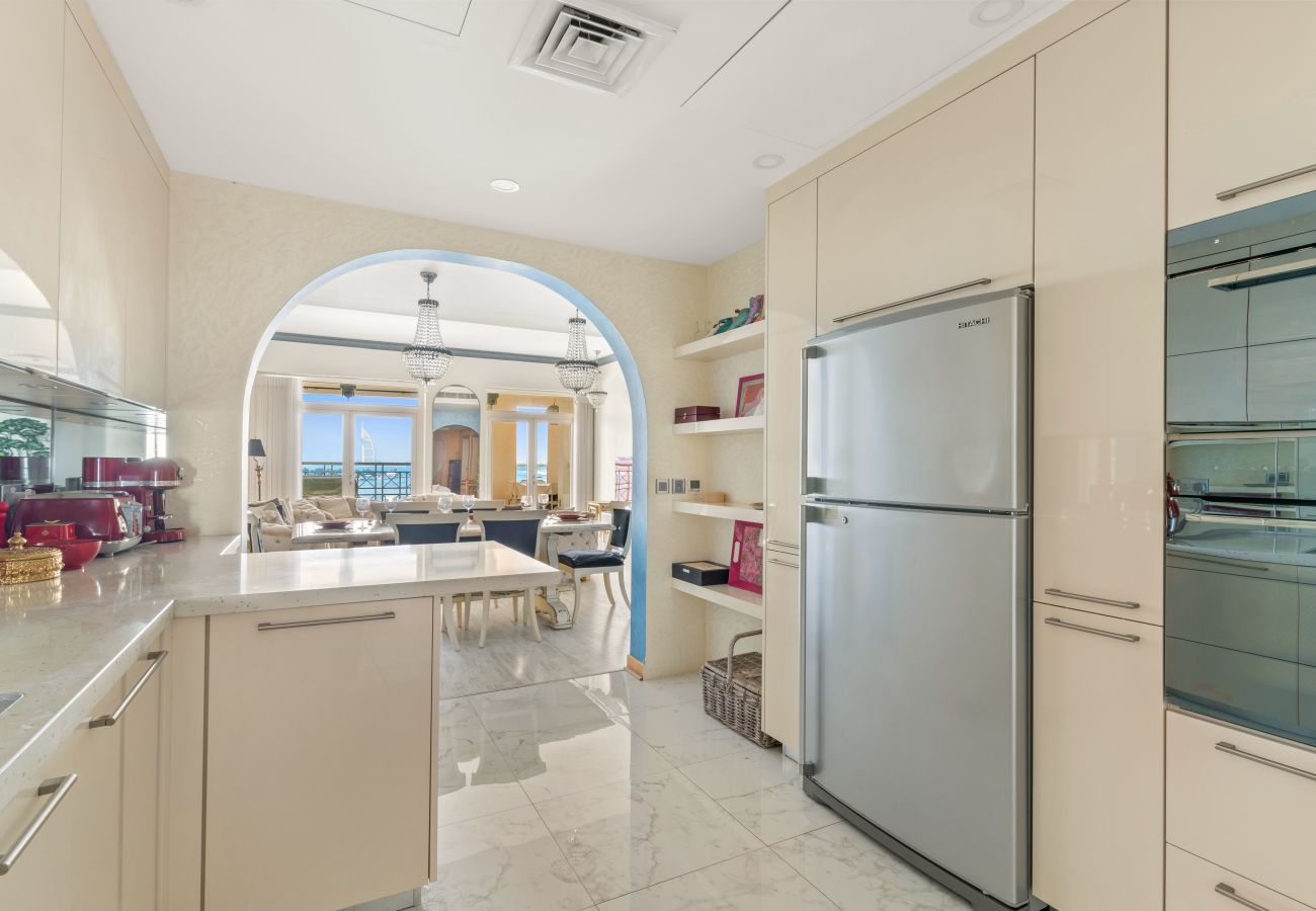 Apartment in Dubai - Elegant 2 BD with Sea View & Beach Access