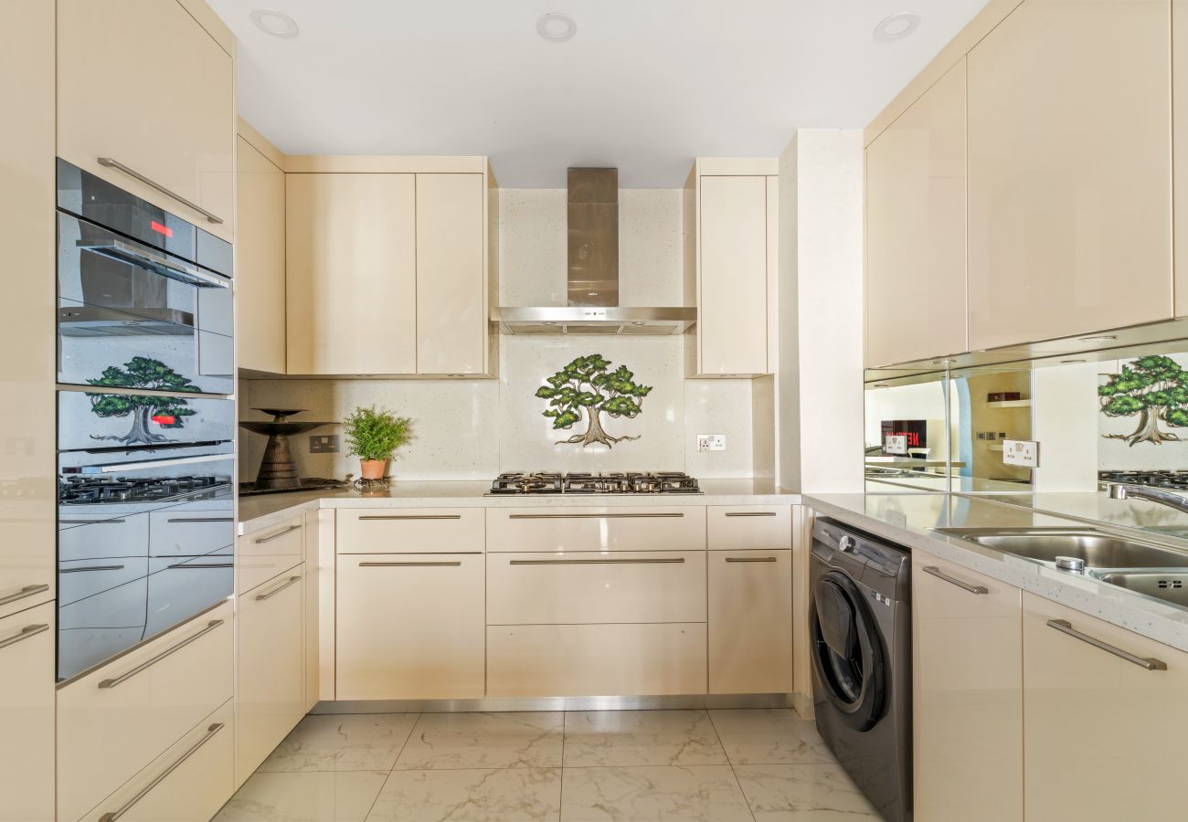 Apartment in Dubai - Elegant 2 BD with Sea View & Beach Access