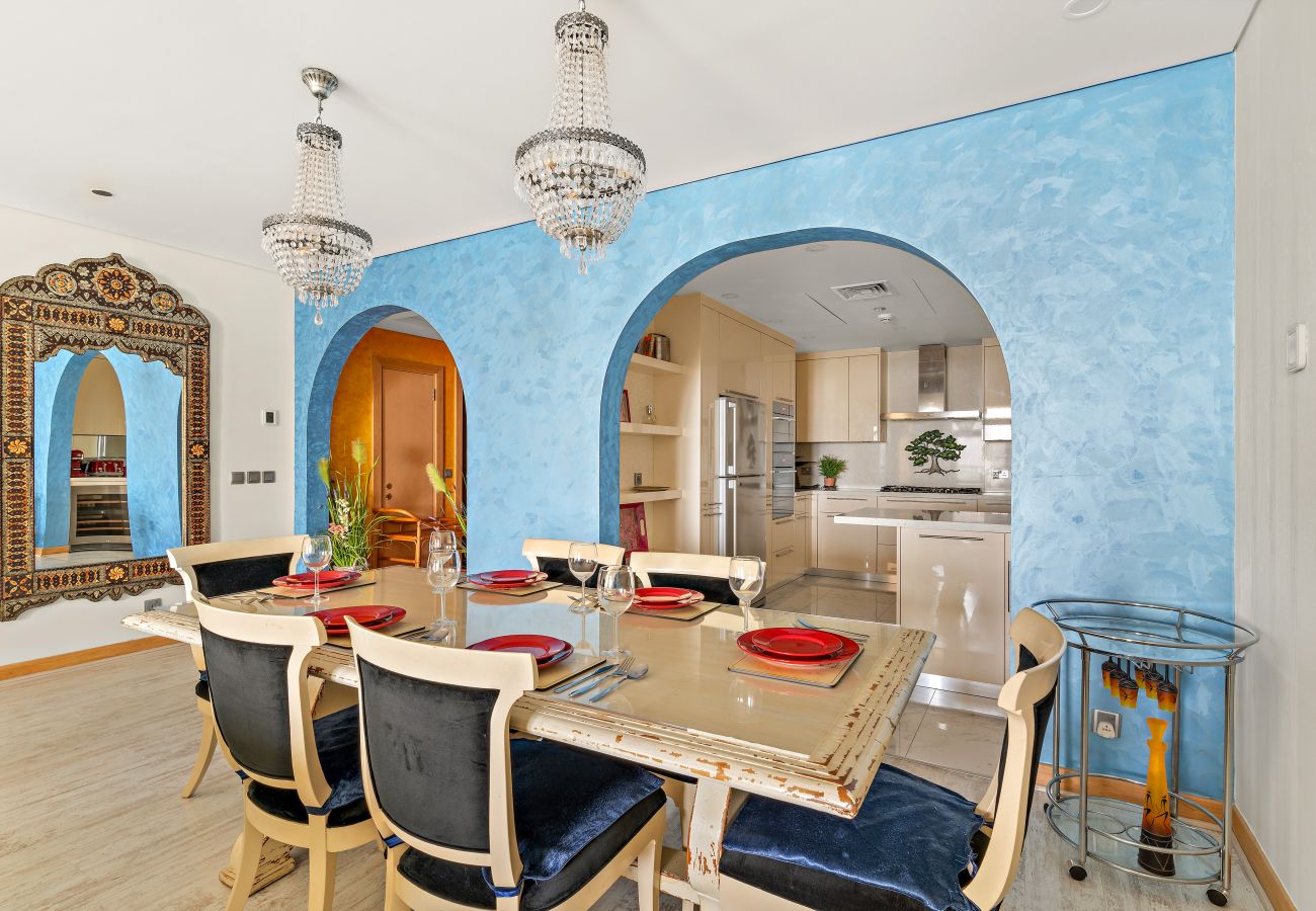 Apartment in Dubai - Elegant 2 BD with Sea View & Beach Access