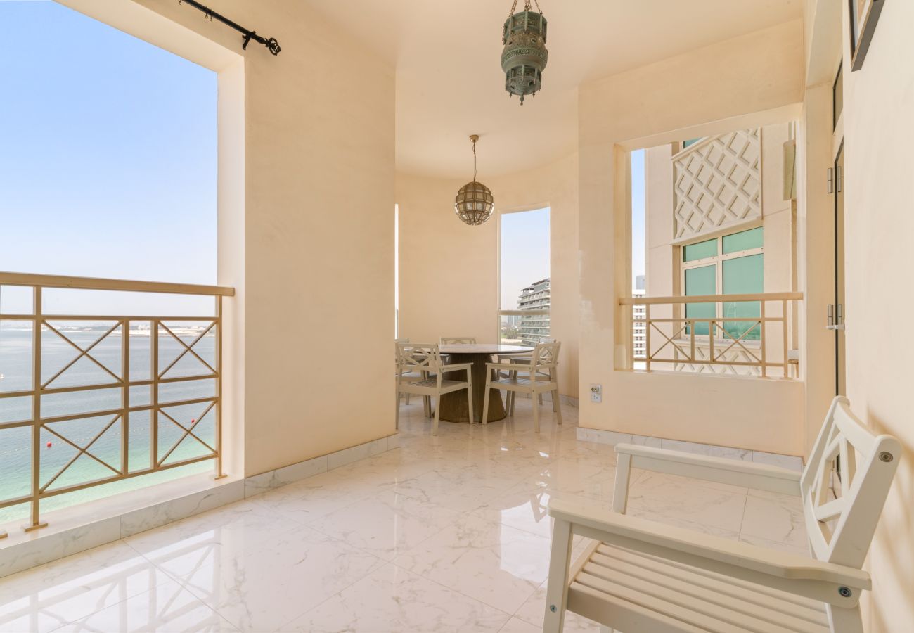 Apartment in Dubai - Elegant 2 BD with Sea View & Beach Access