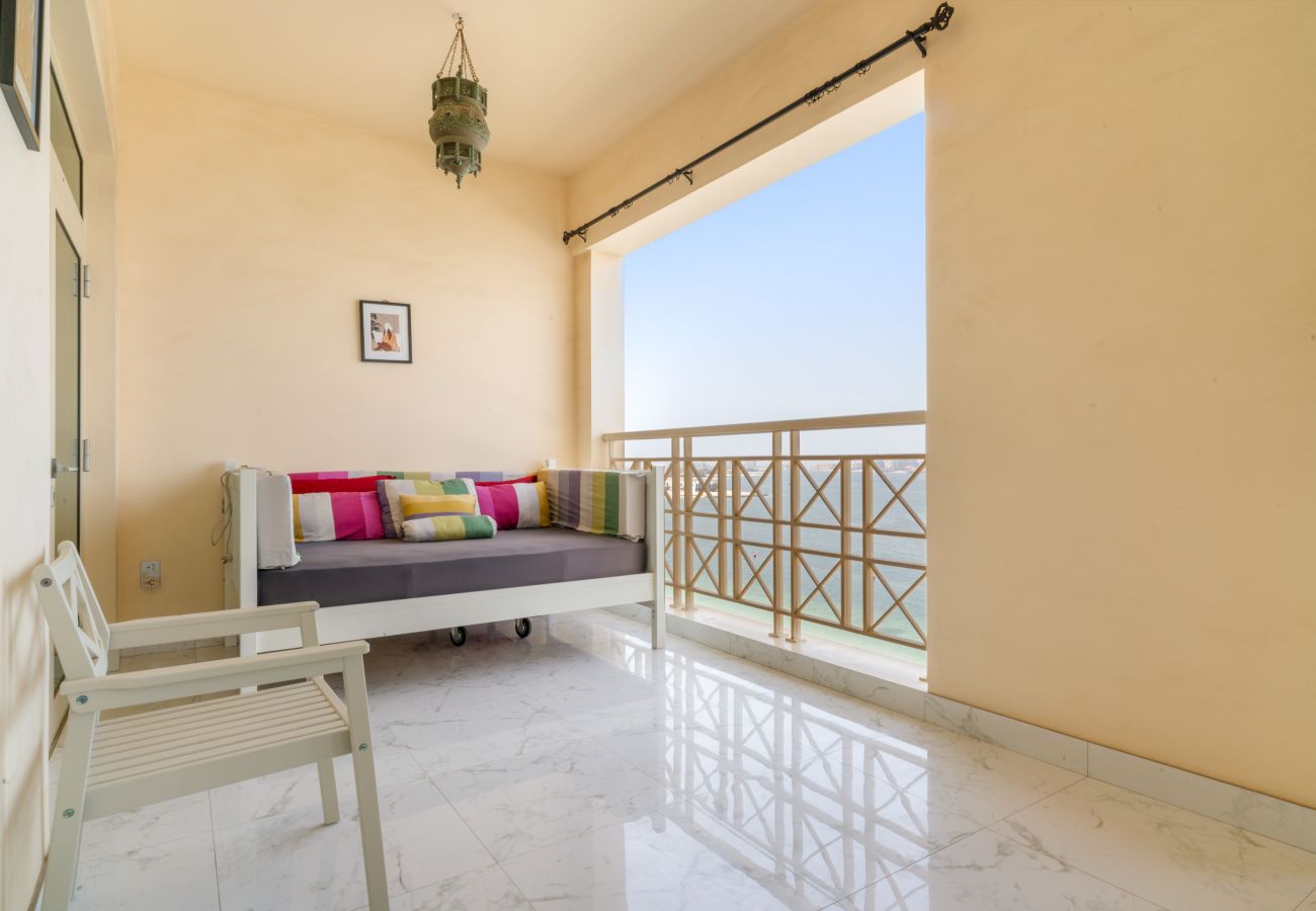 Apartment in Dubai - Elegant 2 BD with Sea View & Beach Access