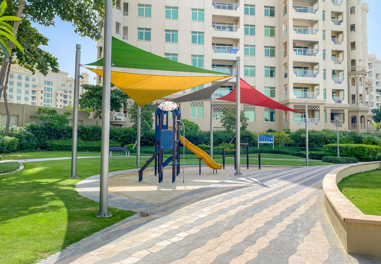 Apartment in Dubai - Elegant 2 BD with Sea View & Beach Access