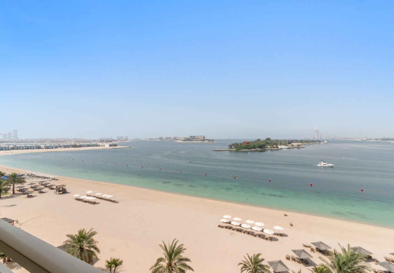 Apartment in Dubai - Elegant 2 BD with Sea View & Beach Access