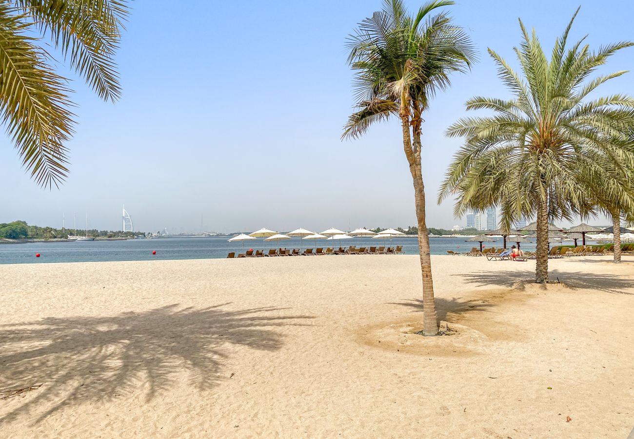Apartment in Dubai - Elegant 2 BD with Sea View & Beach Access