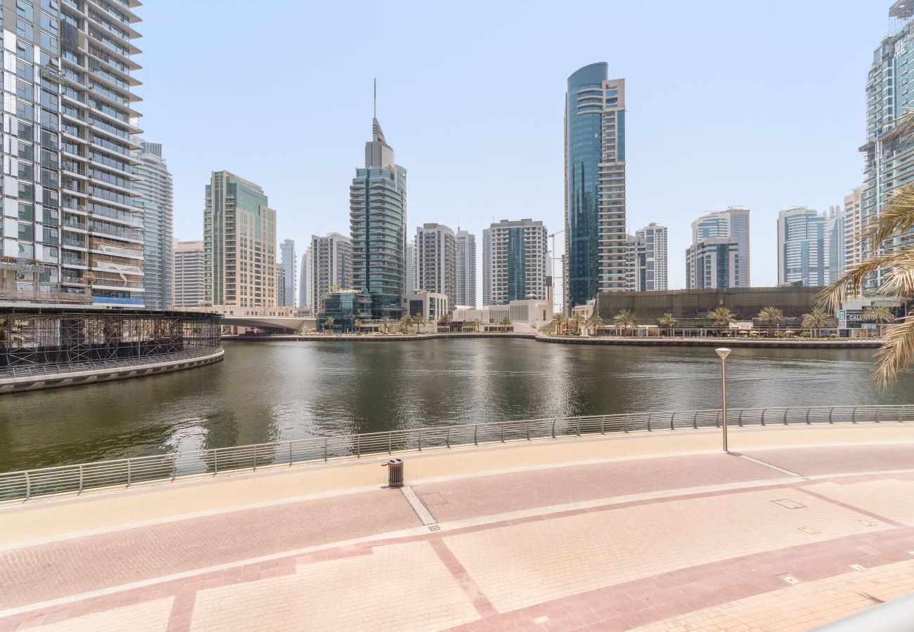 Apartment in Dubai - Chic 1 BD with Marina View in Park Island