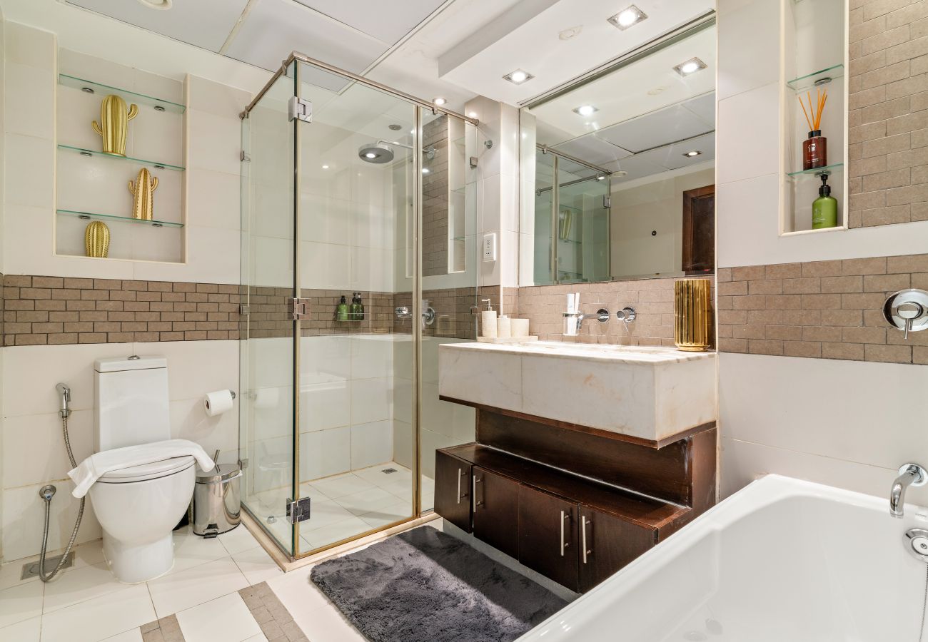 Apartment in Dubai - Chic 1 BD with Marina View in Park Island