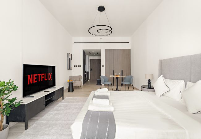 Apartment in Dubai - Elegant Studio in Dubai Hills Overlooking the Pool